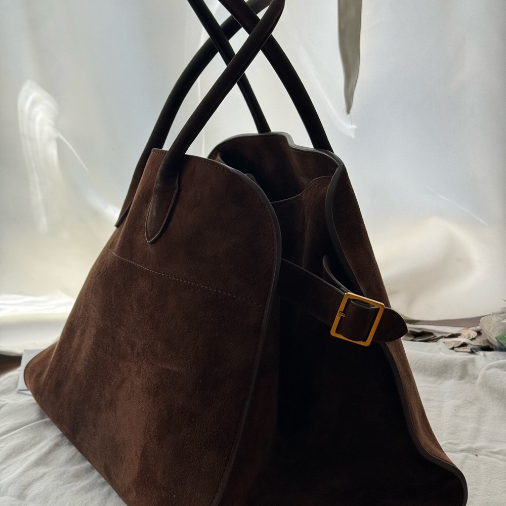 The row suede Margaux 15 purchased in 2022 has traces of wear see photos.